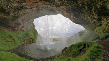 Водопад в Исландии.jpg